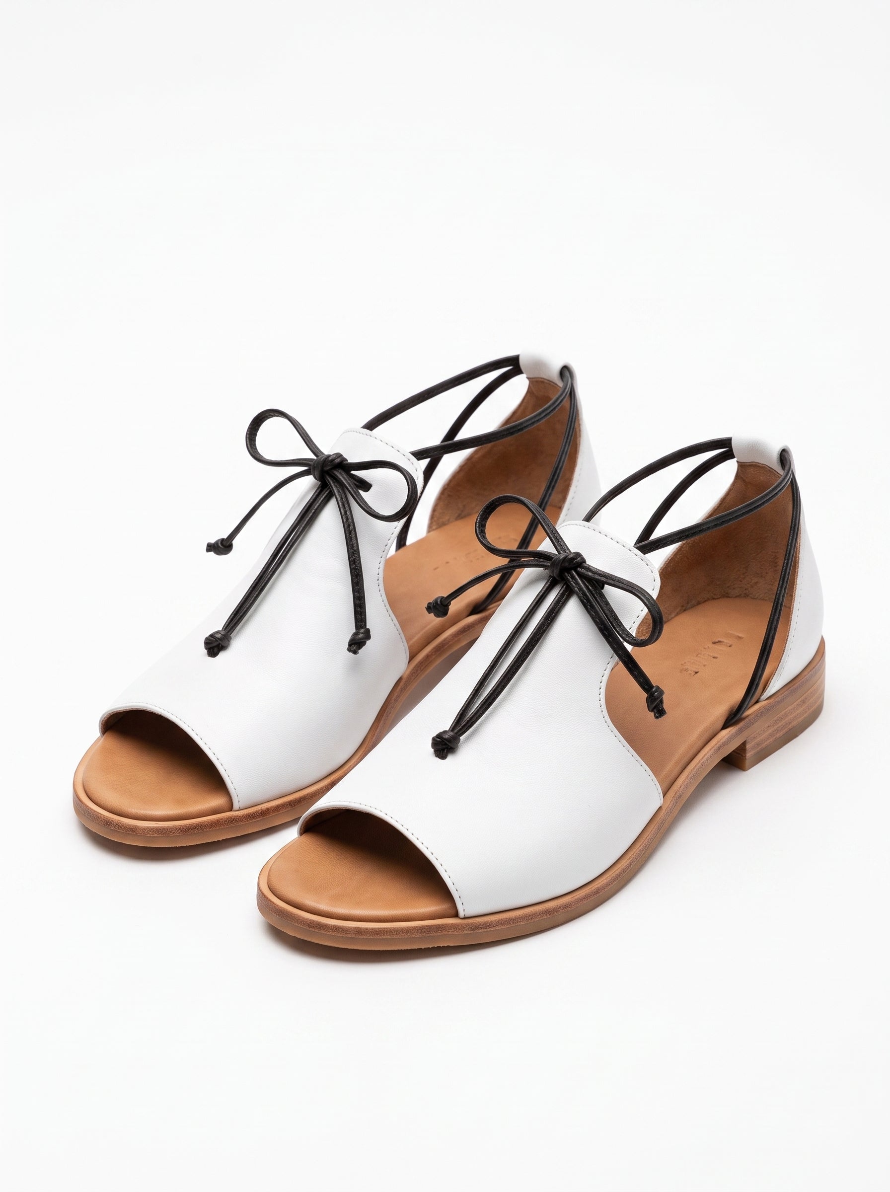 Sandalia Alba - Piel con Tira Regulable