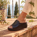 Onice — Sandalo con zeppa nero con fascia larga incrociata